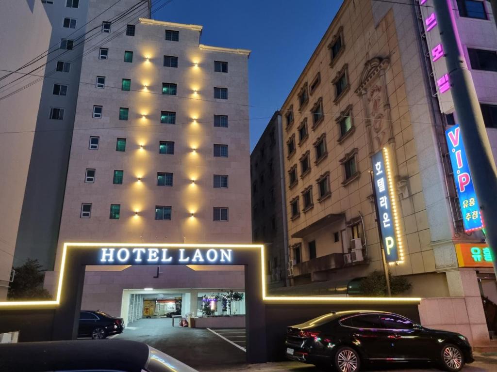 라온 호텔 넓은 주차장 모습