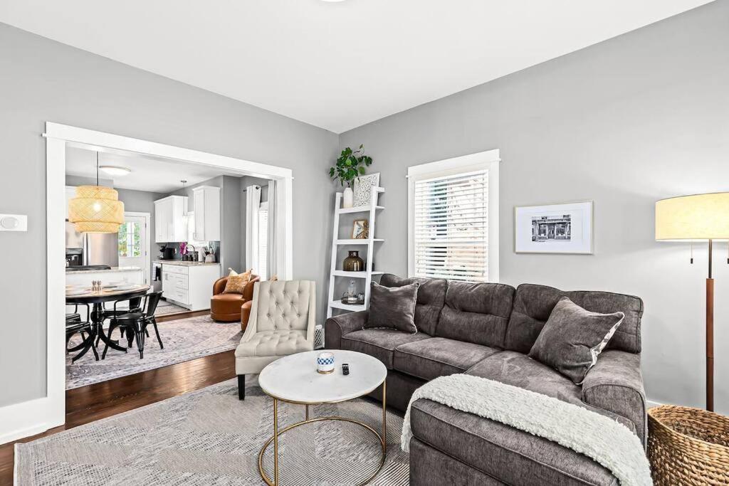 Fresh, Contemporary 2BR Home in Downtown Royal Oak, Royal Oak