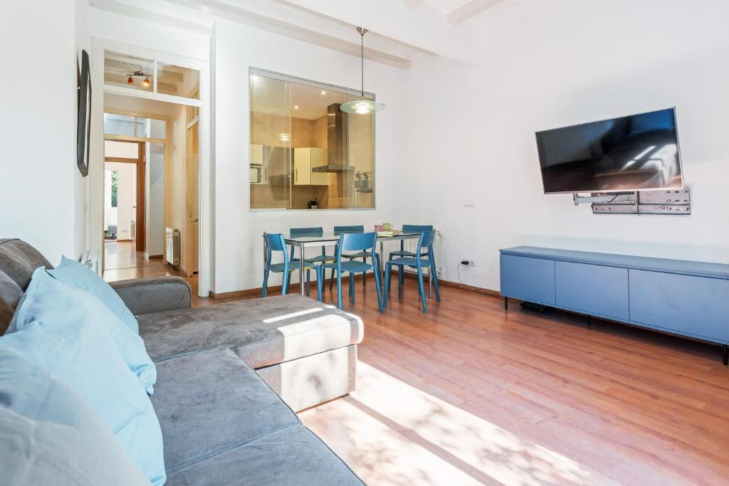 Bright 2BR in Clot Desk Fiber Wi-Fi - 3