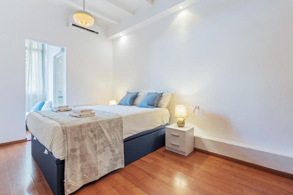 Bright 2BR in Clot Desk Fiber Wi-Fi - 5