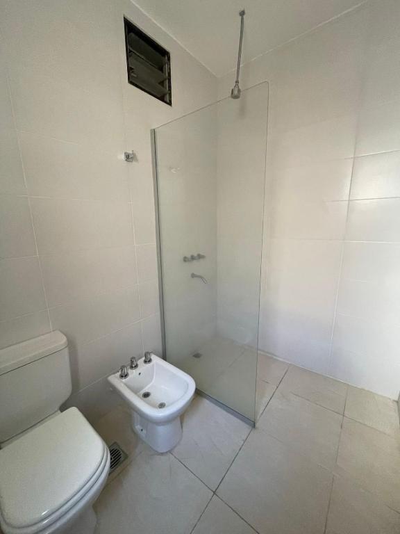 DEPARTAMENTO CASEROS, EXCELENTE UBICACION.- - 4