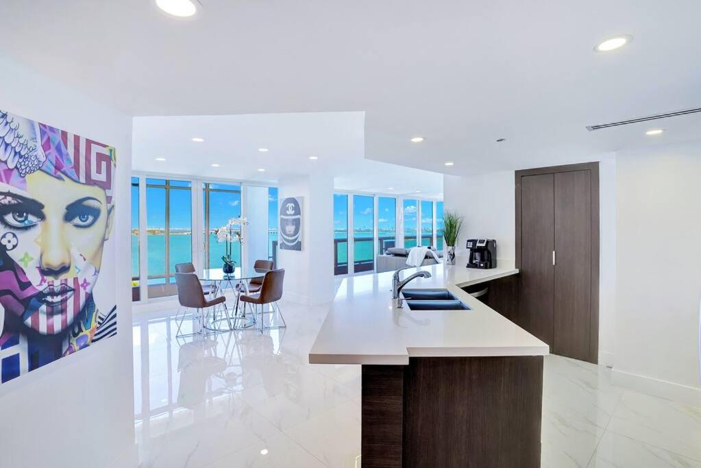 Feels Like Summer ~ Panoramic Water Views!, Miami