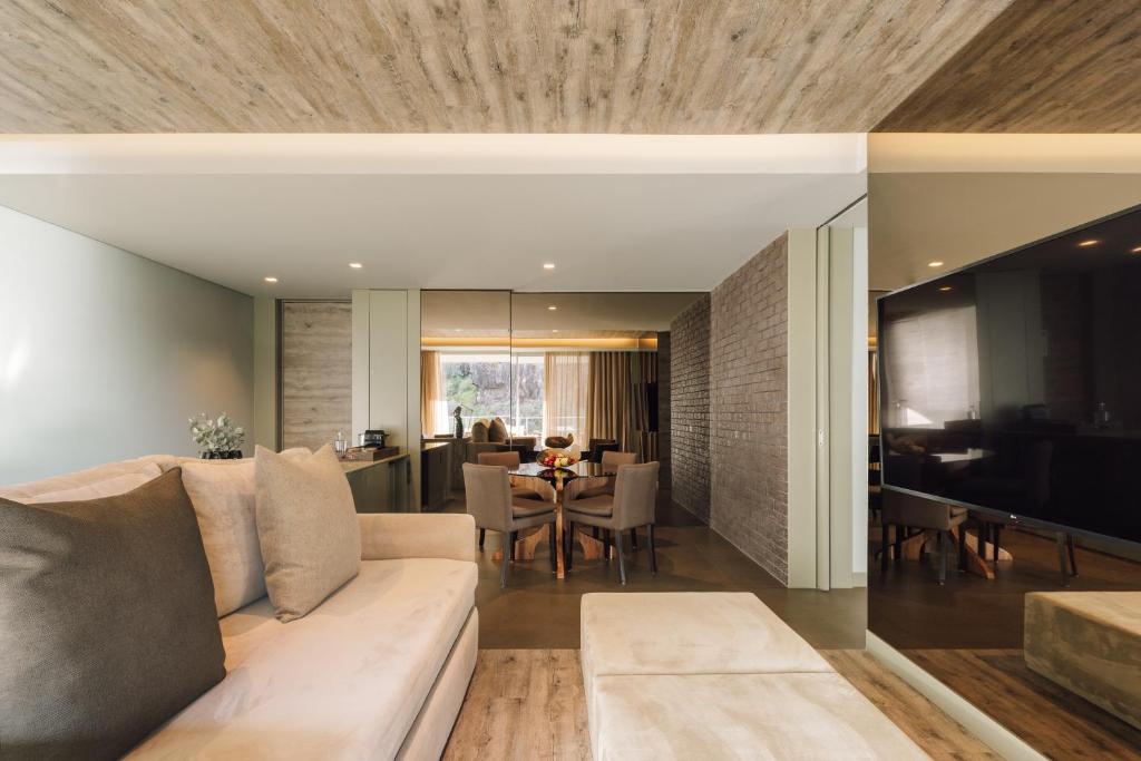 Shared lounge/TV area
