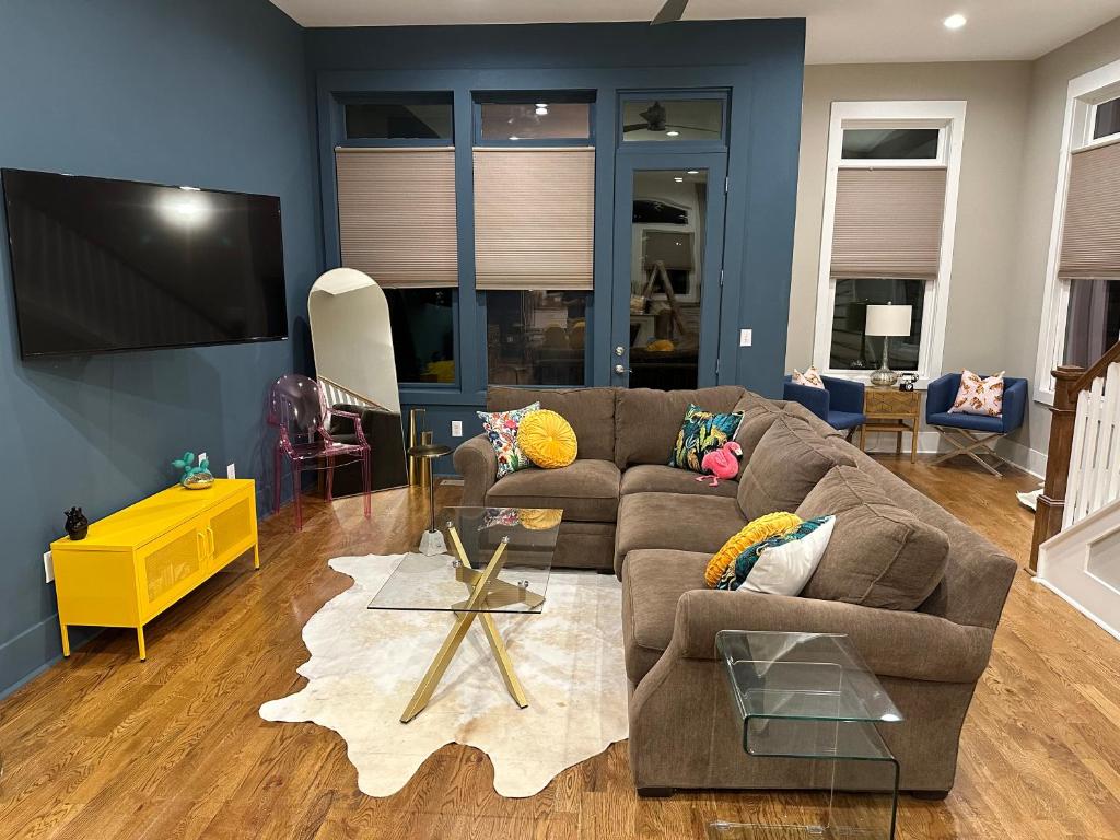 GLITZ & GUITARS I Stylish 3BR with Rooftop Hot Tub in East Nashville, Nashville