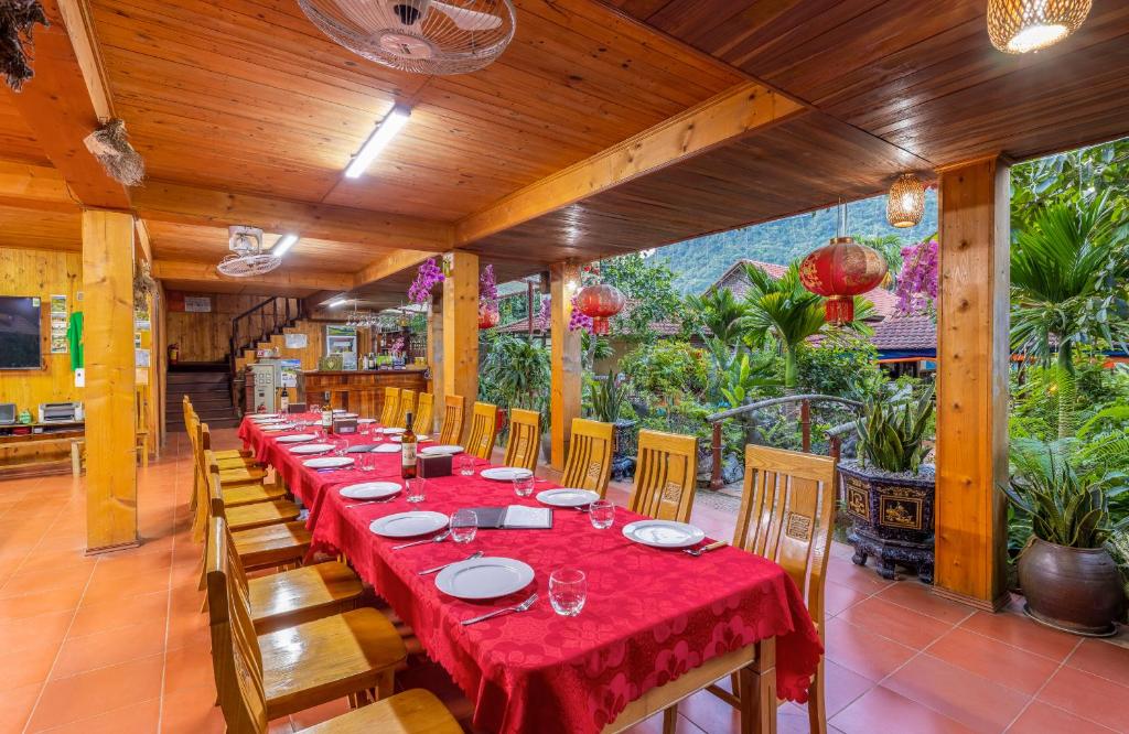 Restaurant, Viet Hai Lan Homestay in Cat Ba Island