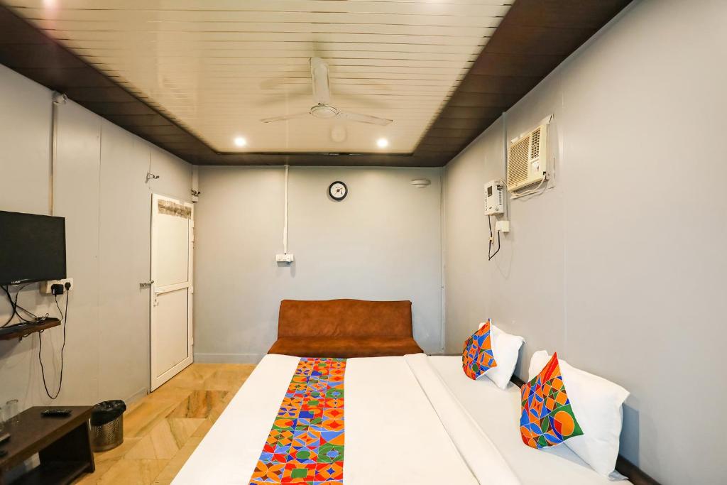 Super OYO Hotel Raka Inn photo