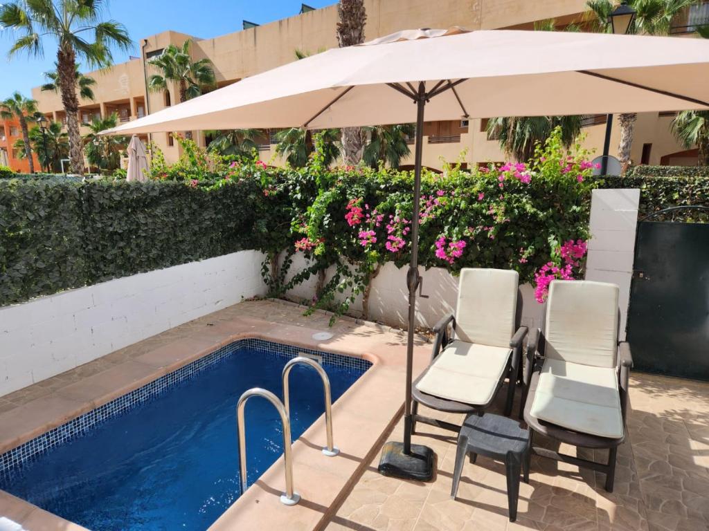 Bajo de esencia relajante con piscina privada y patio! - 2