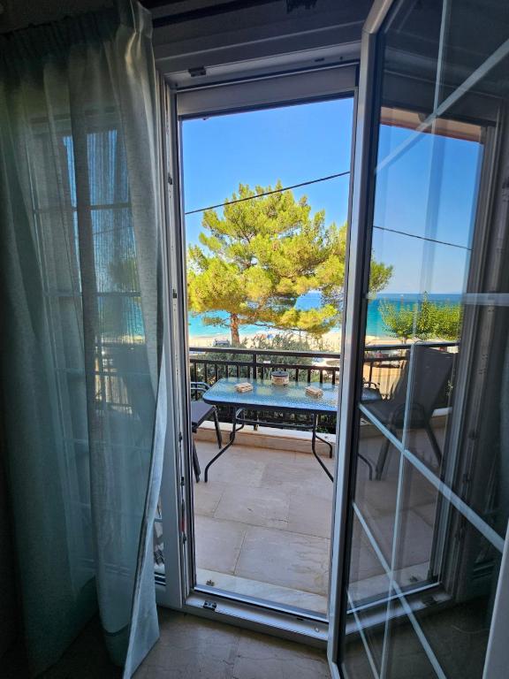 Athena's Paradise Apartment, Póros