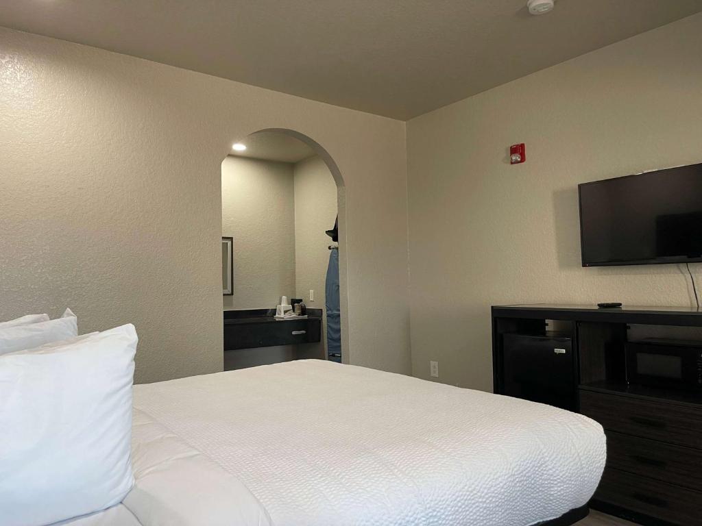 Days Inn by Wyndham Dickinson TX photo