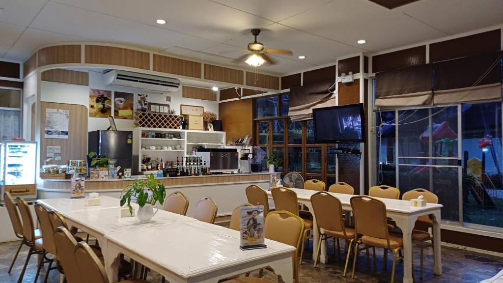 Restaurant, Uthai River Lake Resort in Uthai Thani