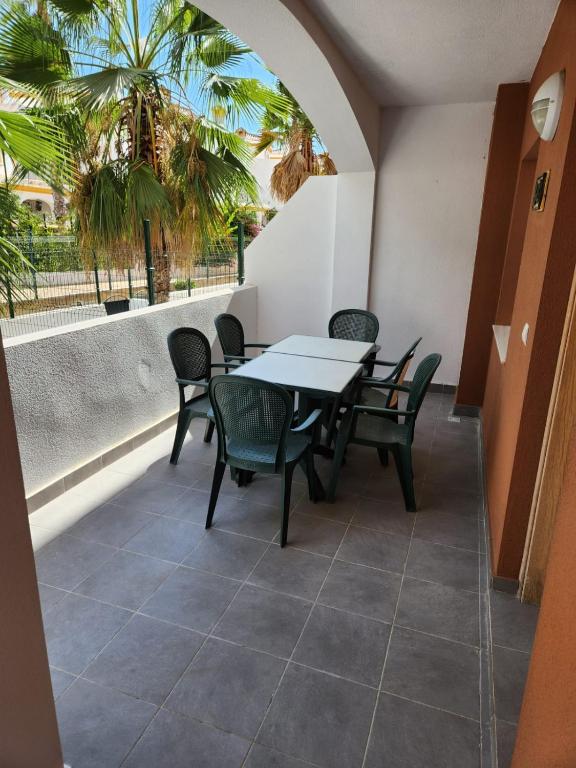 ¡Bajo extraordinario con vistas a la piscina y terraza! - 3