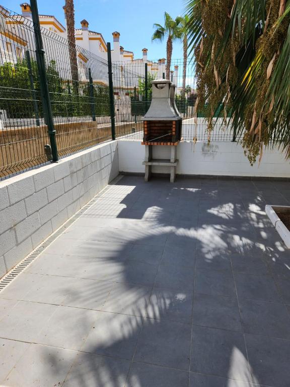 ¡Bajo con terraza y patio con vistas a la piscina comunitaria! - 4