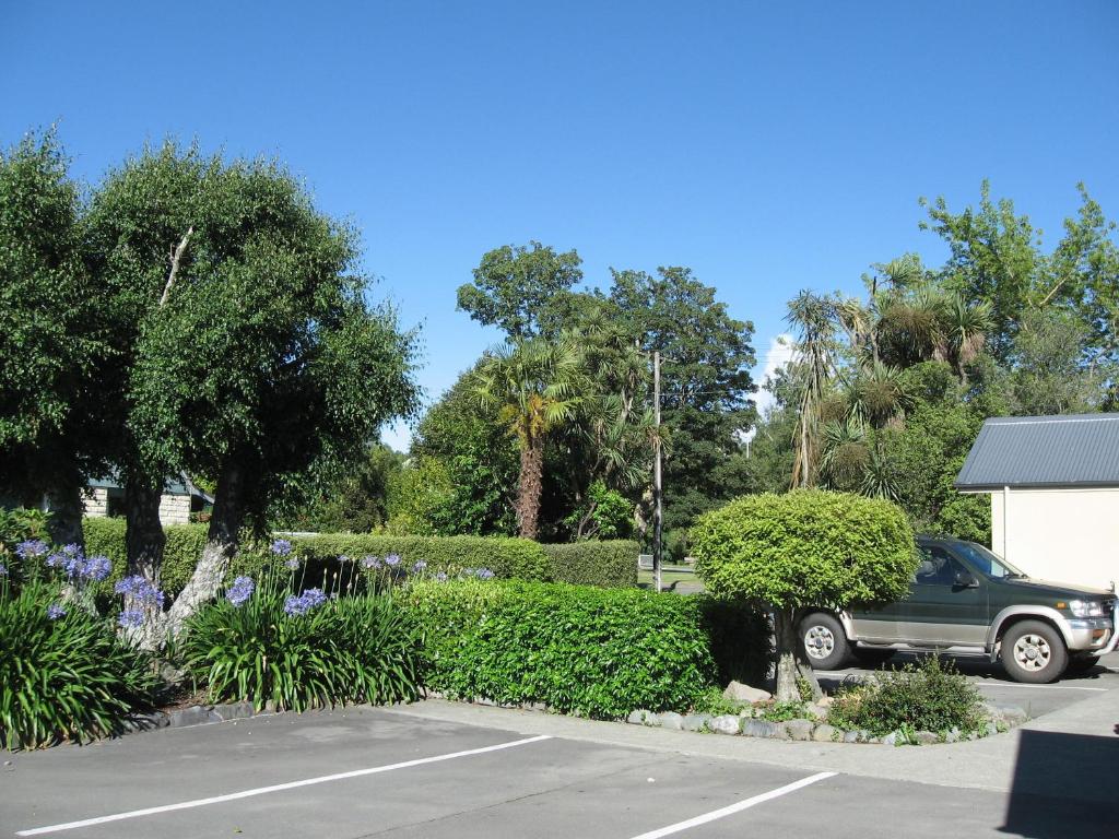 Four Peaks Motel photo