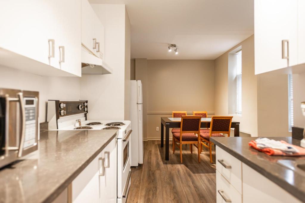 Kitchen, Hotel le Roberval in Montreal (QC)