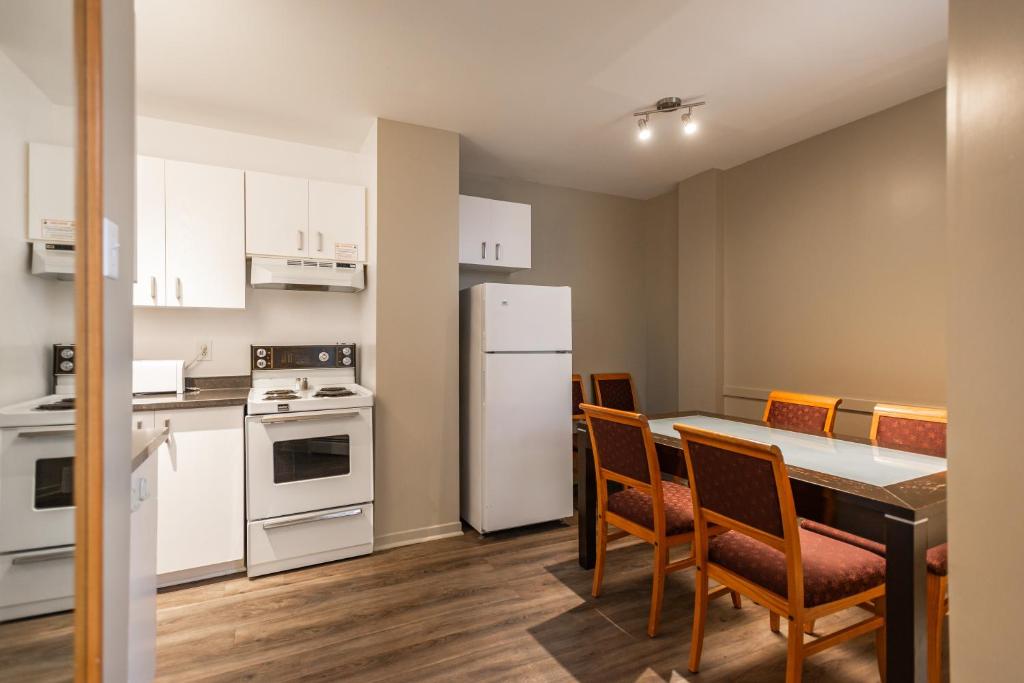 Kitchen, Hotel le Roberval in Montreal (QC)