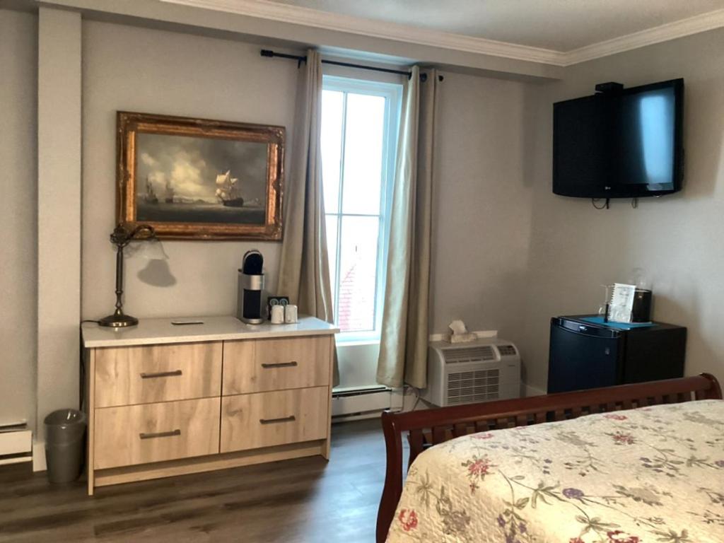 Lunenburg Arms Hotel photo