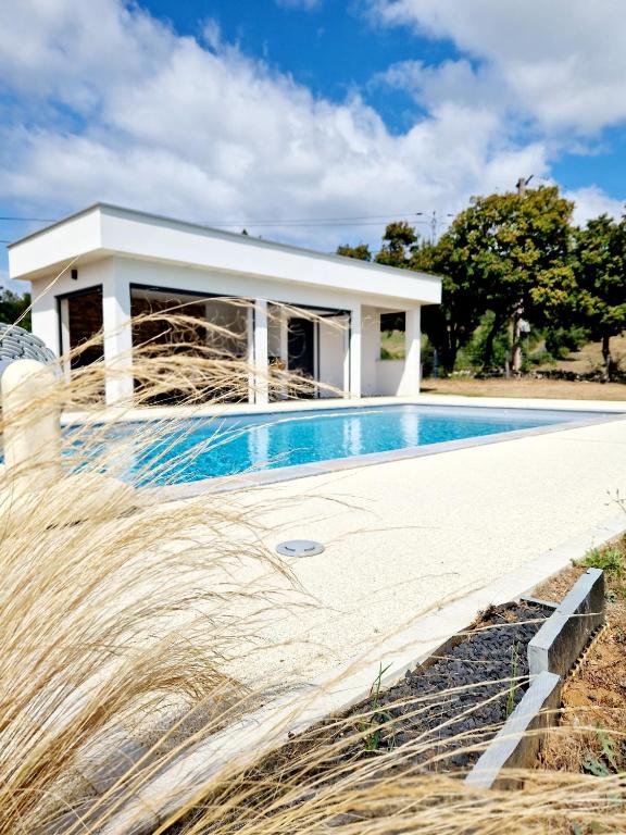 Le Gîte Aubrac Haut de gamme, Jardin, Piscine, Gabriac