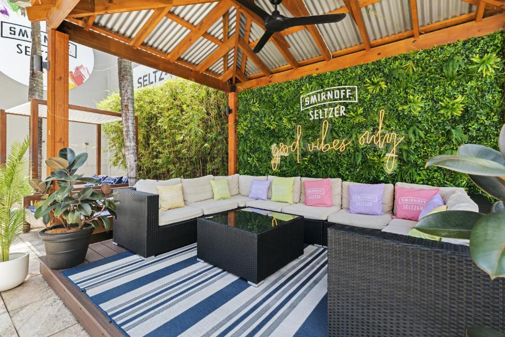 Bar/lounge, Gilligan’s Hotel & Resort in Cairns