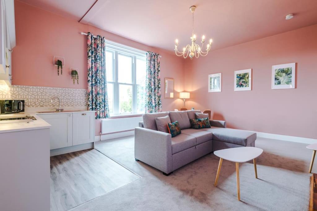 Pink Palace - Central Apartment, Chester