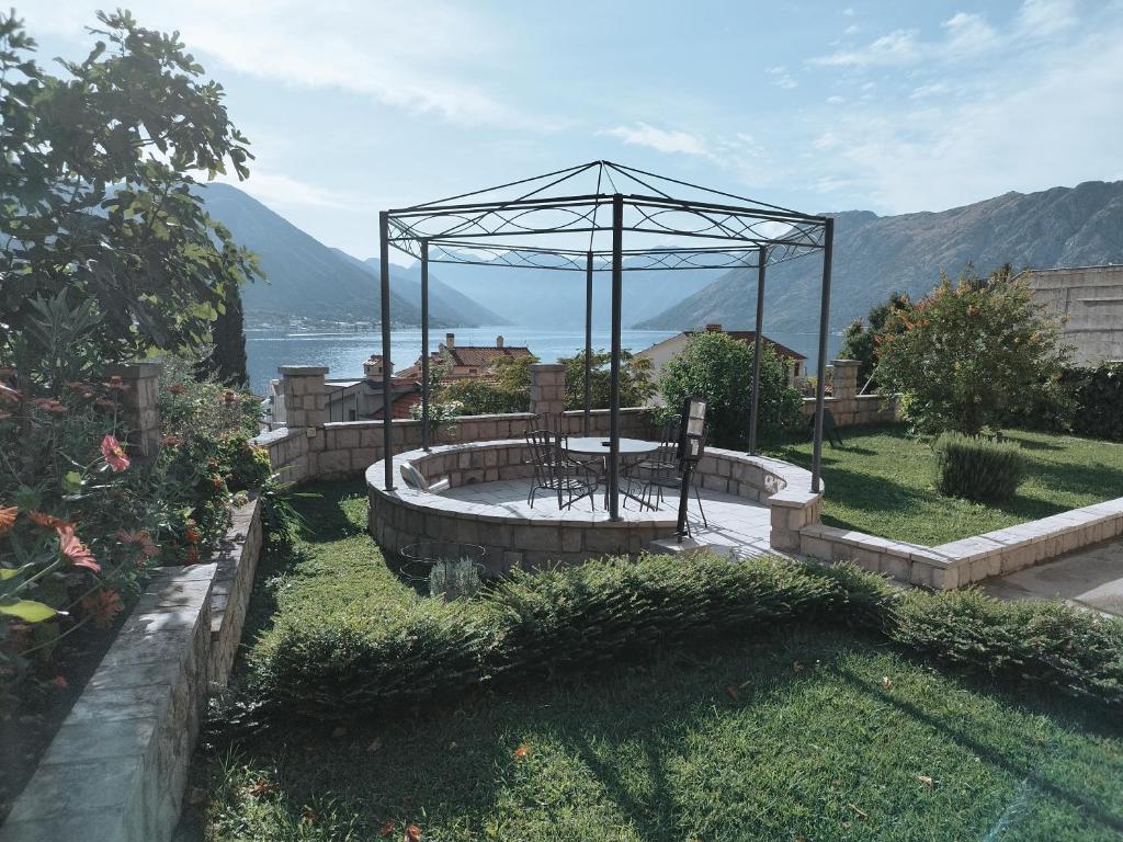 Stylish basement with sea-view patio, Dobrota