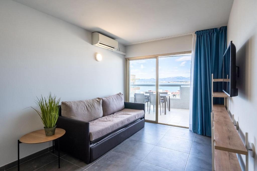 Rentalmar Blue Beach & Pool — Hotel rooms in Salou, Catalonia