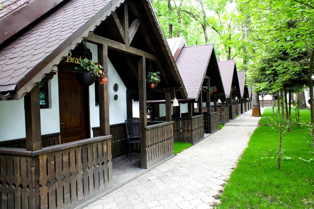 Cornul Vanatorului Bungalows — Hotel in Pitesti