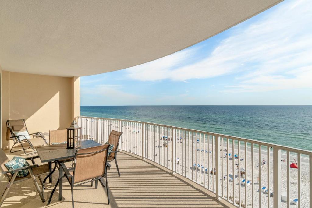 Ocean Villa Condos 801 by Book That Condo 전경