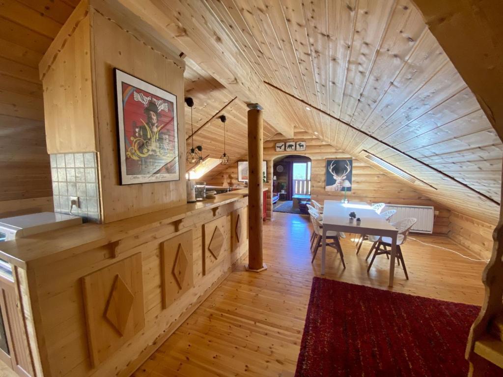 Les Angles : Haut de Chalet 100m², Sauna, 6 Pers - FR-1-758-11 - 2