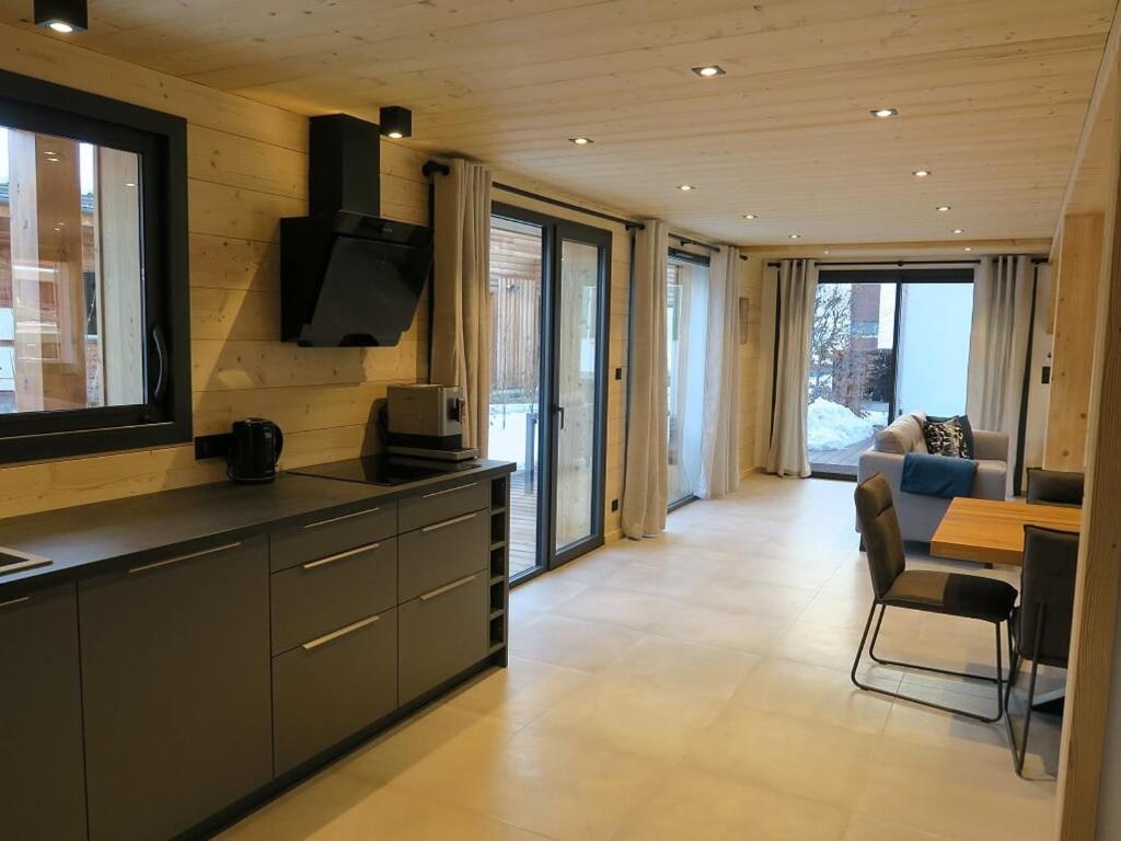 Chalet Luxueux aux Gets avec Jacuzzi, Proche des Pistes et du Centre, Idéal Familles et Groupes - FR-1-671-122 - 4