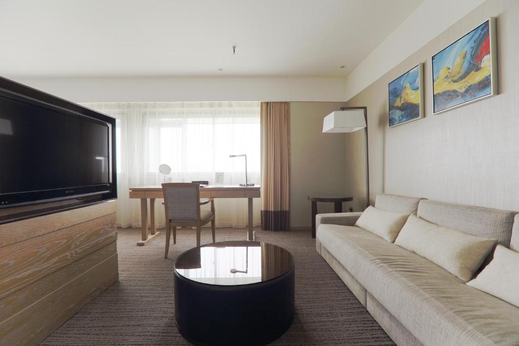 Shared lounge/TV area