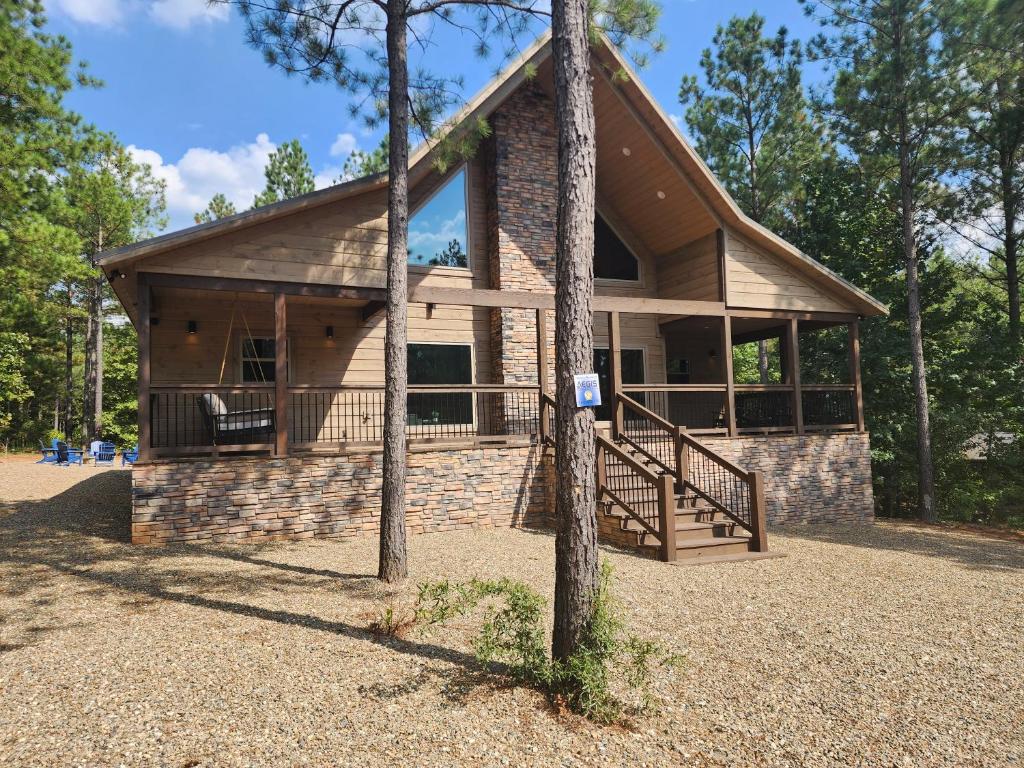 Peak A Boo Pines with Game Loft Hot Tub Fireplaces and More, Broken Bow