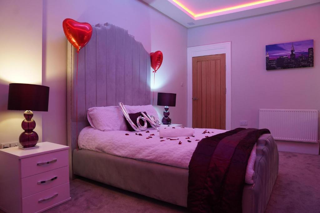 1 Bed Flat - Sleeps 2 - Hot Tub - Parking - Wifi, Bradford