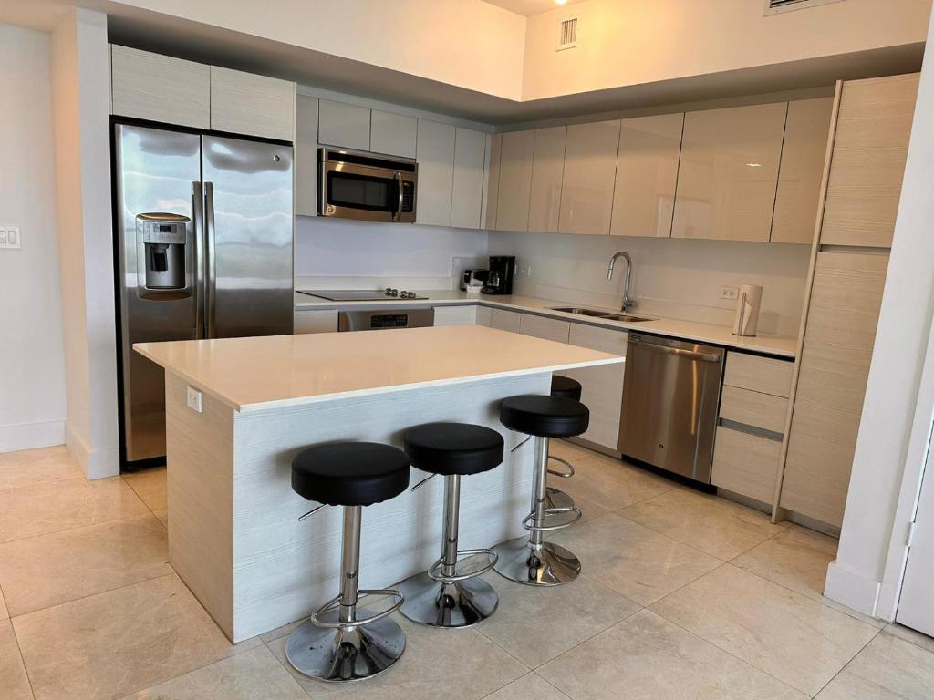 Oceanview 2BR with Beach & Pool -Hallandale, Hallandale Beach