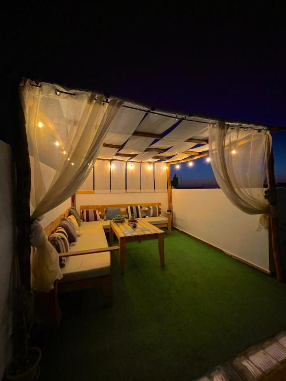 Unique style apartment with private terrace, As-Sawíra