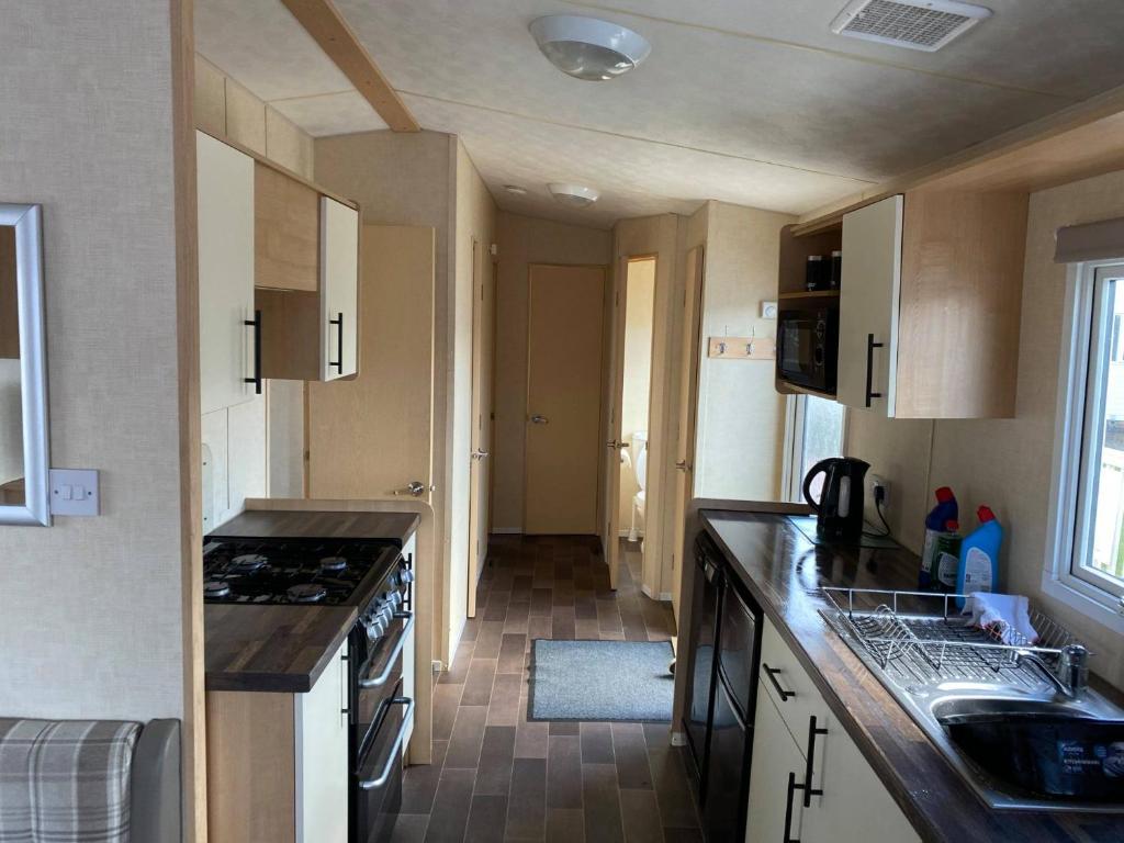 2 and 3 Bedroom Caravans with Hot Tubs at Tattershall photo 4