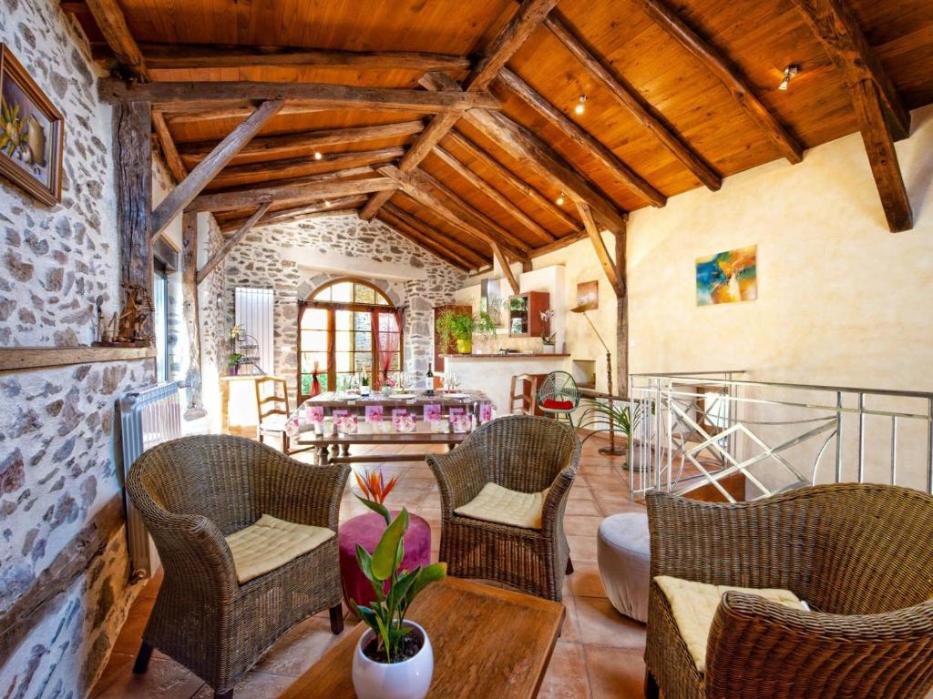 Gîte Saint-Étienne-de-Maurs, 4 pièces, 6 personnes - FR-1-742-175