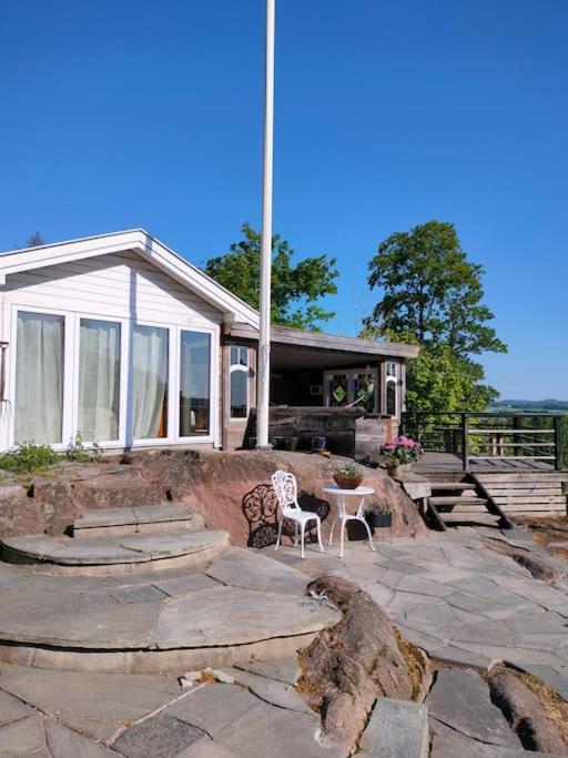 Guesthouse with an outdoor master bedroom and double bedroom in the main apartment