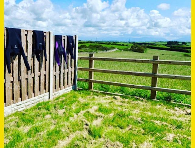 Anglesey sleeps 10 with hot tub, Llanfaelog