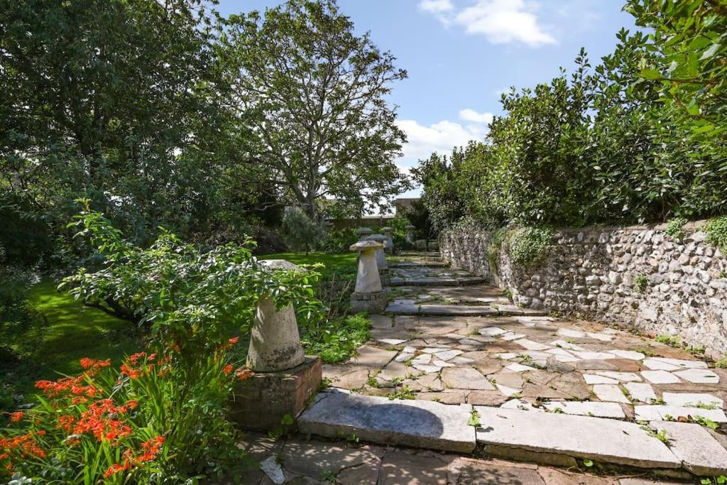 Garden Flat, Walnut Tree House photo 8