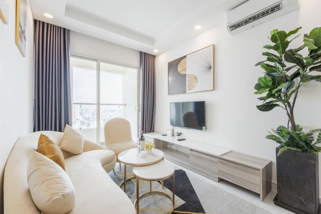 Luxury 2BR Apt – City Skyline View