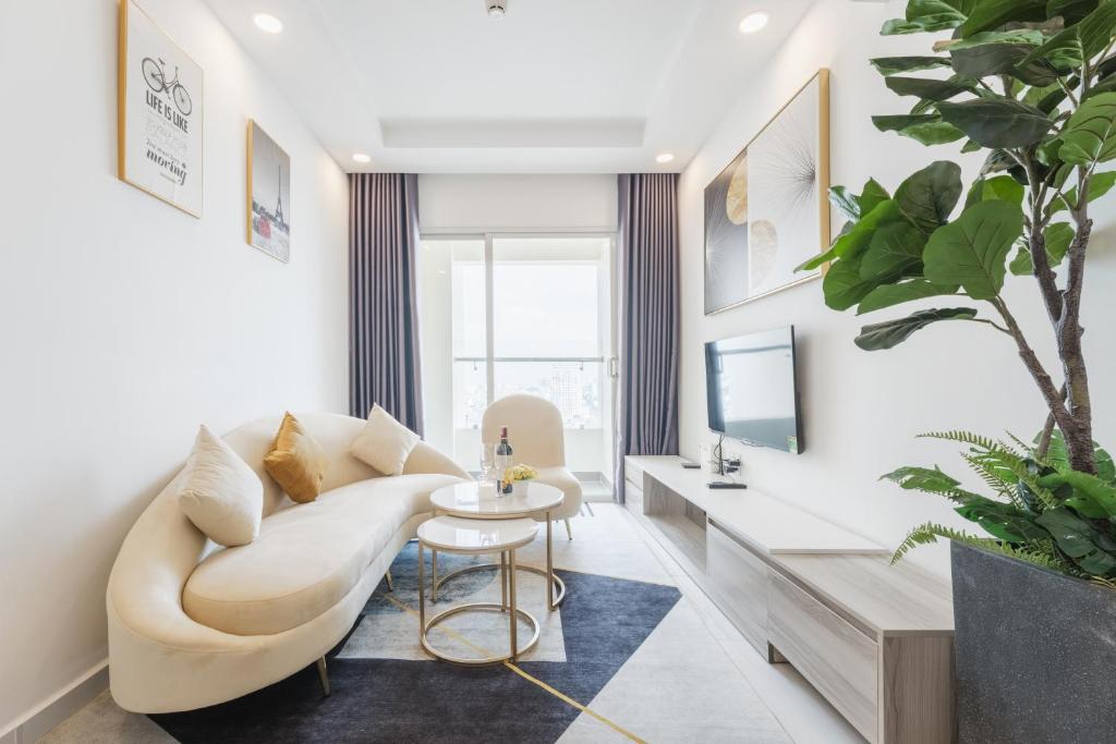 Luxury 2BR Apt – City Skyline View