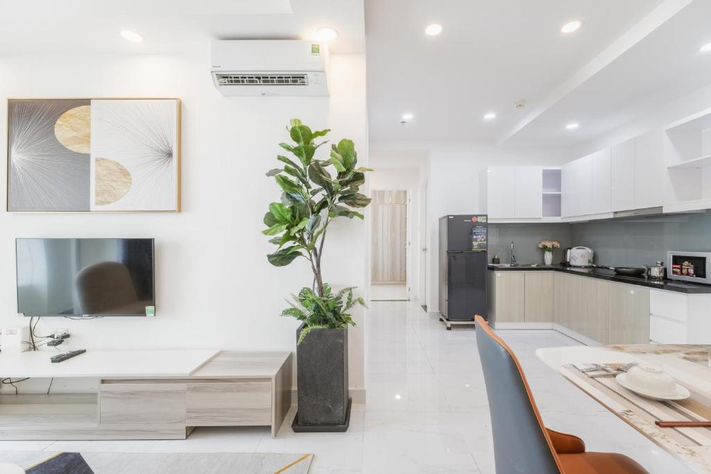 Luxury 2BR Apt – City Skyline View