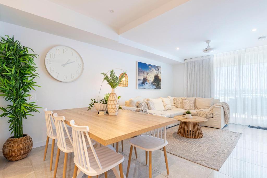 Oceanus oasis at Bokarina Beach -stunning modern coastal apartment, Kawana Waters