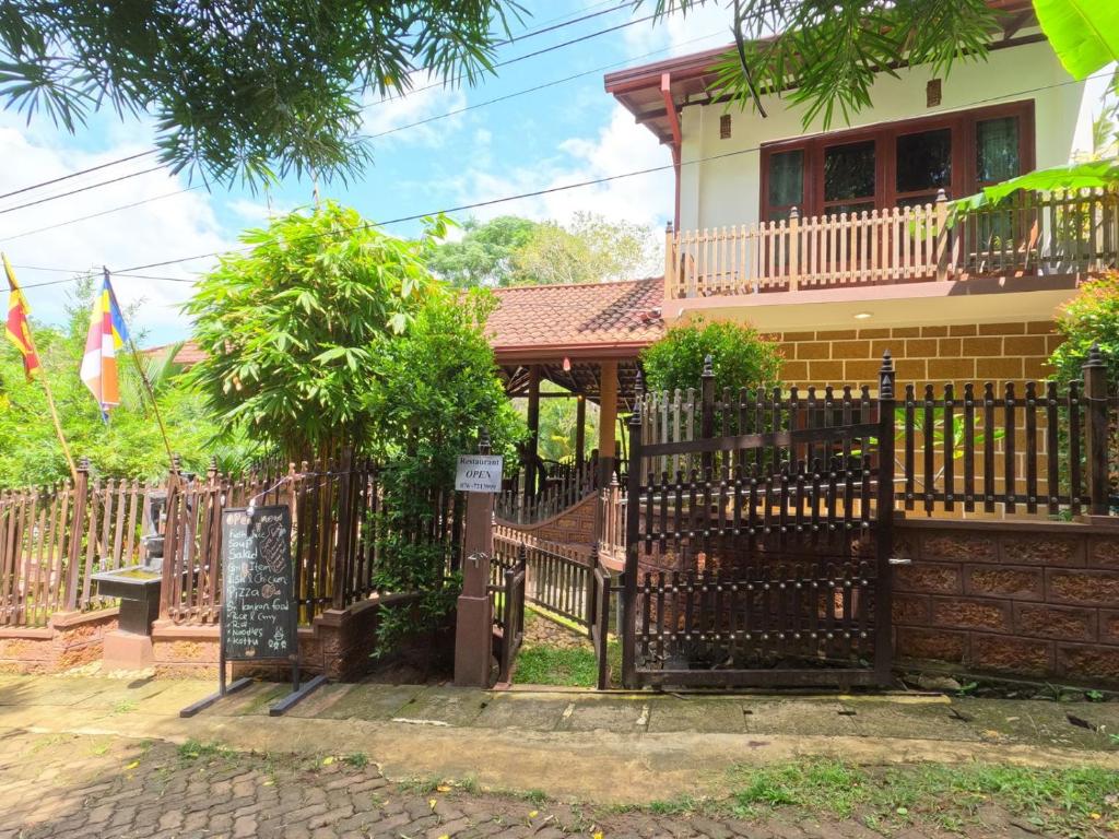 Loveena by H.S. Restaurant & Guest, Tangalle