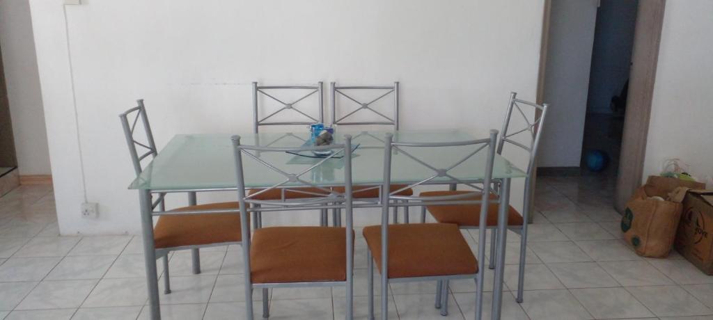 White house, Flic-en-Flac