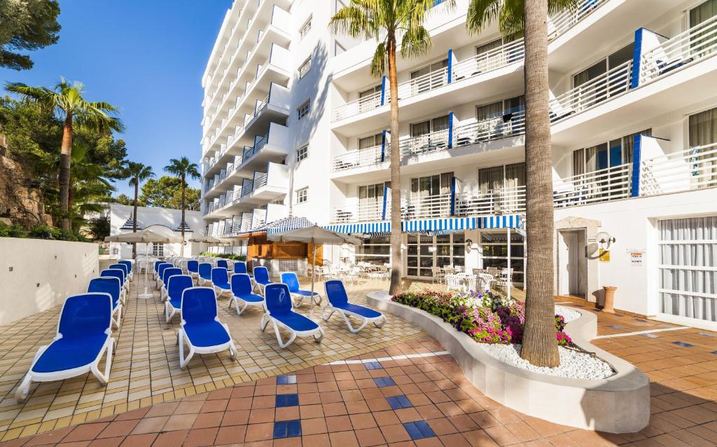 Globales Palmanova Palace — Hotel building in Palma Nova, Balearic Islands