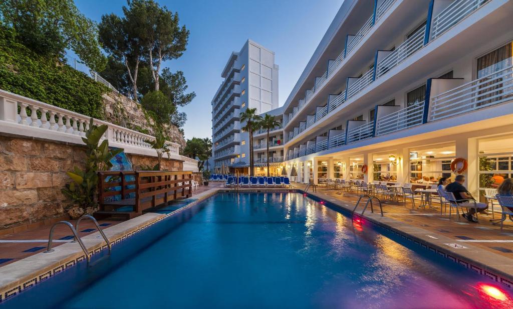 Globales Palmanova Palace — Swimming pool in Palma Nova, Balearic Islands