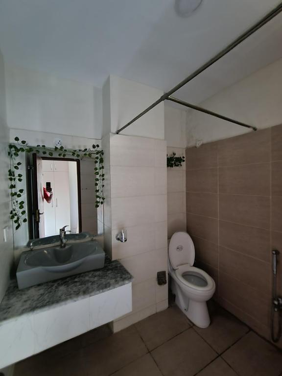 Three Bed Attached Bath Netflix Wifi Smart TV Parking WFH Desk photo