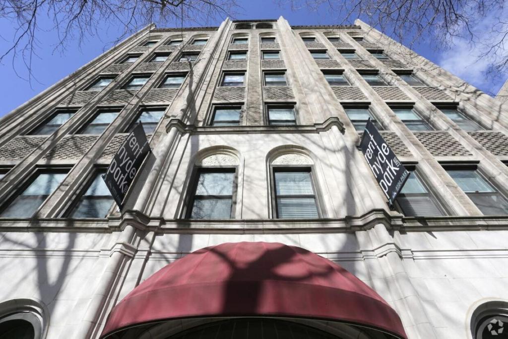 Classic Studio with Fast Transit to UChicago & DT by Zen Rentals photo