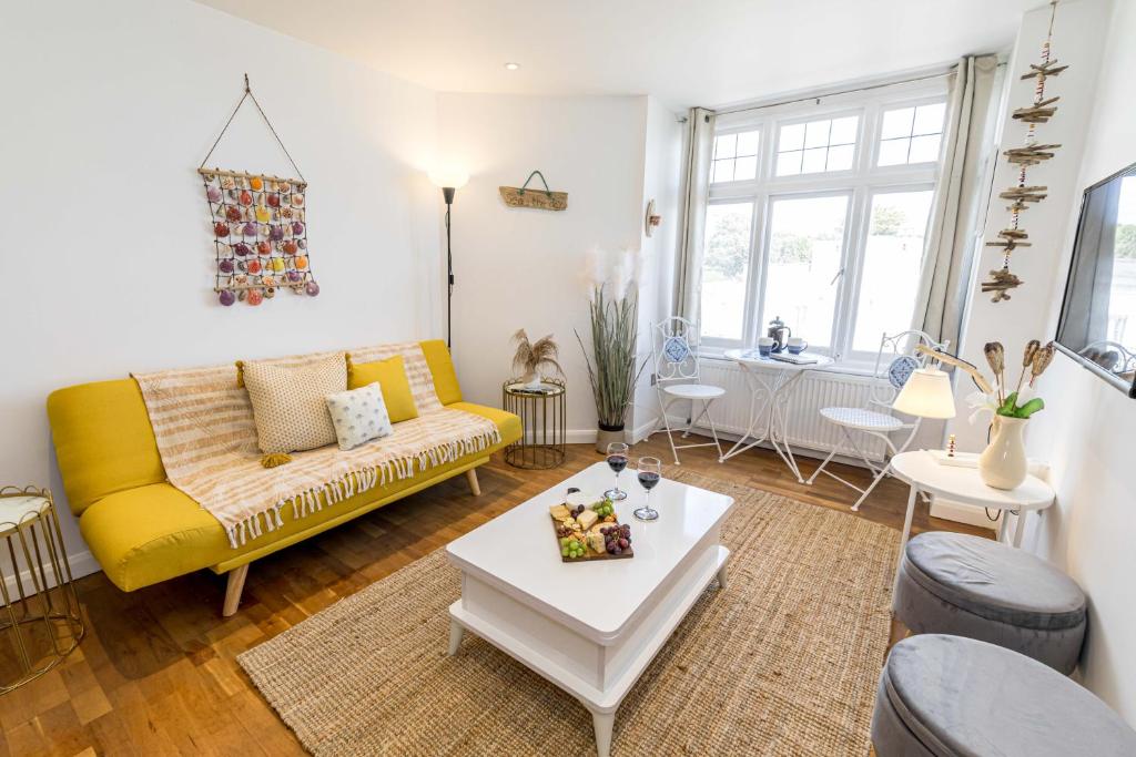 Ocean Breeze - 1 MINUTE FROM THE BEACH - 10 MINUTE FROM BIC - FAST WI-FI - SMART TV, Bournemouth